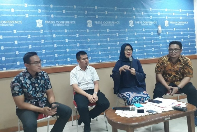 Kepala Dinas Kesehatan Kota Surabaya Febria Rachmanita (kedua kanan), 