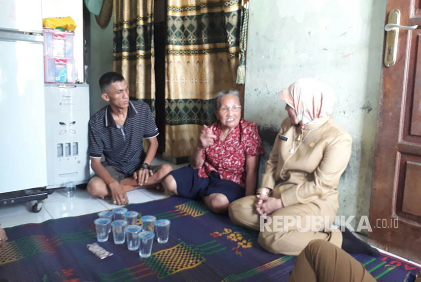 Kepala Dinas Kesehatan Kota Tangerang, Liza Puspadewi dan Camat  Benda, Kota Tangerang, Teddy Roestendi,  mengunjungi rumah Keluarga Debora, Senin (11/9).