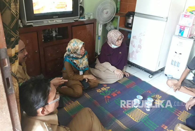 Kepala Dinas Kesehatan Kota Tangerang, Liza Puspadewi dan Camat  Benda, Kota Tangerang, Teddy Roestendi,  mengunjungi rumah Keluarga Debora, Senin (11/9).