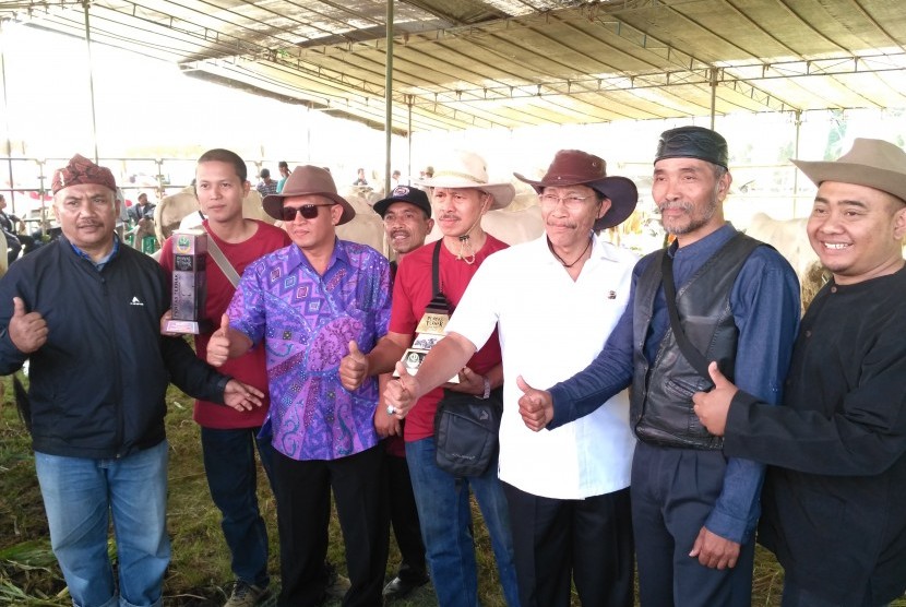 Kepala Dinas Ketahanan Pangan dan Peternakan Provinsi Jabar Dody Firman Nugraha (kemeja putih) bersama peternak dalam acara Pentas Ternak 2017 yang berlangsung di Desa Ngamplang, Kecamatan Cilawu, Kabupaten Garut, Rabu (19/7).