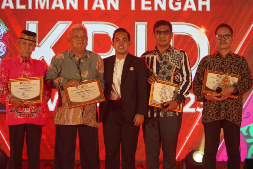 Kepala Dinas Kominfo Persandian dan Statistik Provinsi Kalimantan Tengah Agus Siswadi menerima anugerah tokoh penyiaran pada acara Komisi Penyiaran Indonesia Daerah (KPID) Kalimantan Tengah Award.
