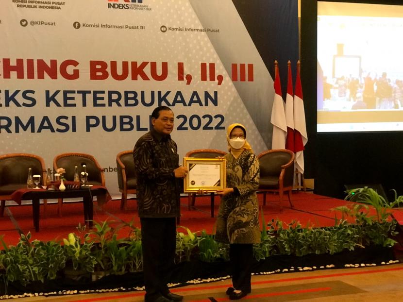 Kepala Dinas Komunikasi dan Informatika Jabar Ika Mardiah saat menerima penghargaan sebagai Provinsi Terbaik Pertama dalam Penyusunan Indeks Keterbukaan Informasi Publik (IKIP) se-Indonesia tahun 2022 di Kota Bekasi, Kamis (22/9/2022)