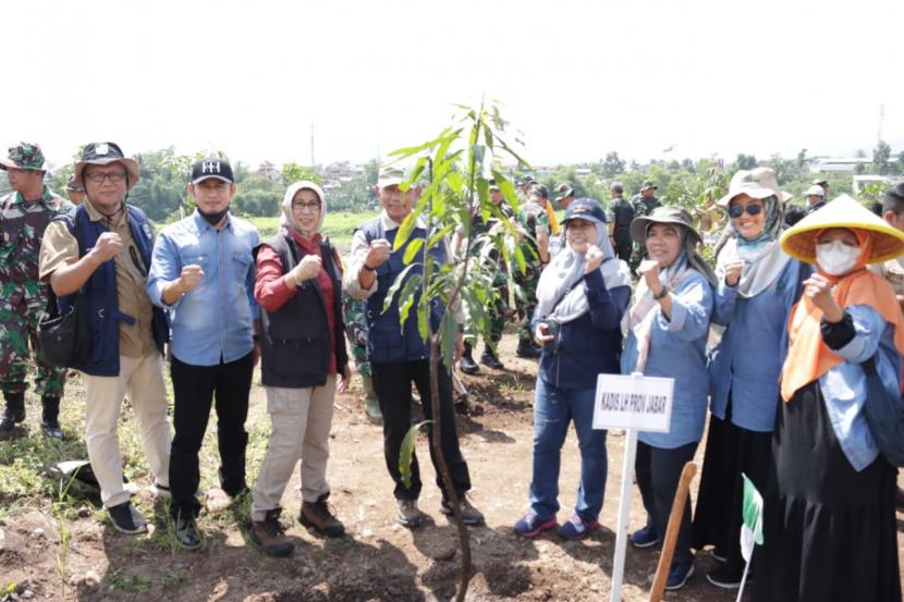 Kepala Dinas Lingkungan Hidup Provinsi Jawa Barat, Prima Mayaningtyas (rompi hitam) melakukan penanaman pohon di lahan kritis