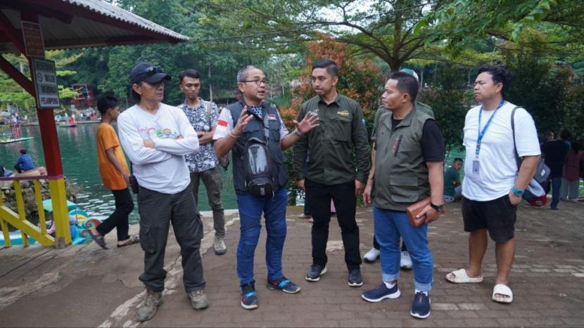 Kepala Dinas Pariwisata dan Kebudayaan Provinsi Jawa Barat Benny Bachtiar (rompi hitam) saat memantau salah satu obyek wisata di Jabar.