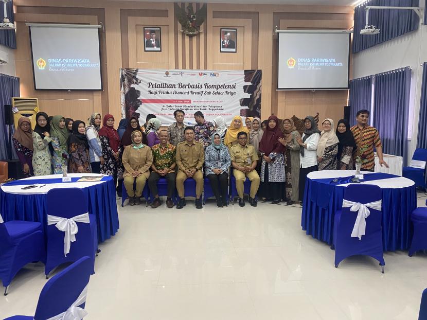 Kepala Dinas Pariwisata DIY, Singgih Raharjo, bersama puluhan peserta Pelatihan dan Sertifikasi Pembuatan Kain Batik Cap di Balai Besar Standardisasi dan Pelayanan Jasa Industri Kerajinan dan Batik Yogyakarta, Senin (3/6/2024). 