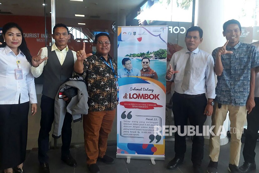 Kepala Dinas Pariwisata NTB Lalu Muhammad Faozal (kedua dari kanan) bersama Ketua DPD HPI NTB Ainuddin (ketiga dari kiri) dalam sosialiasi perda nomor 4 tahun 2016 tentang pramuwisata di Bandara Internasional Lombok, Senin (23/4).