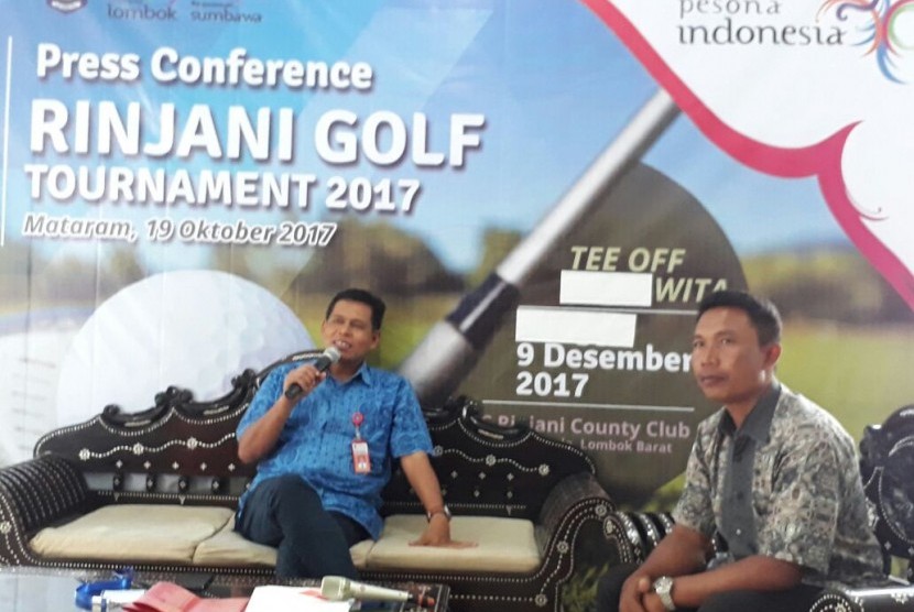 Kepala Dinas Pariwisata NTB Lalu Muhammad Faozal (kiri) bersama HRD Rinjani County Club Syarif (kanan) memberikan keterangannya terkait Rinjani Golf Tournament 2017 yang akan diselenggarakan di Lombok pada 9 Desember mendatang.