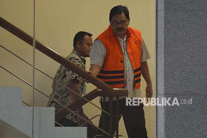 Kepala Dinas Pekerjaan Umum dan Penataan Ruang (PUPR) Tulungagung, Sutrisno, bersiap menjalani pemeriksaan di gedung KPK, Jakarta, Jumat (8/6).