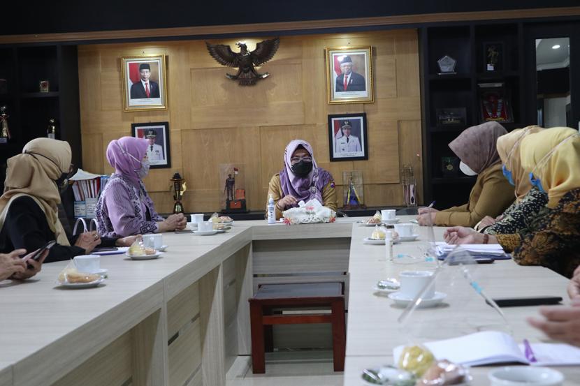 Kepala Dinas Pemberdayaan Perempuan dan Perlindungan Anak (DP3A) Kota Bogor, Iceu Pujiati (tengah).