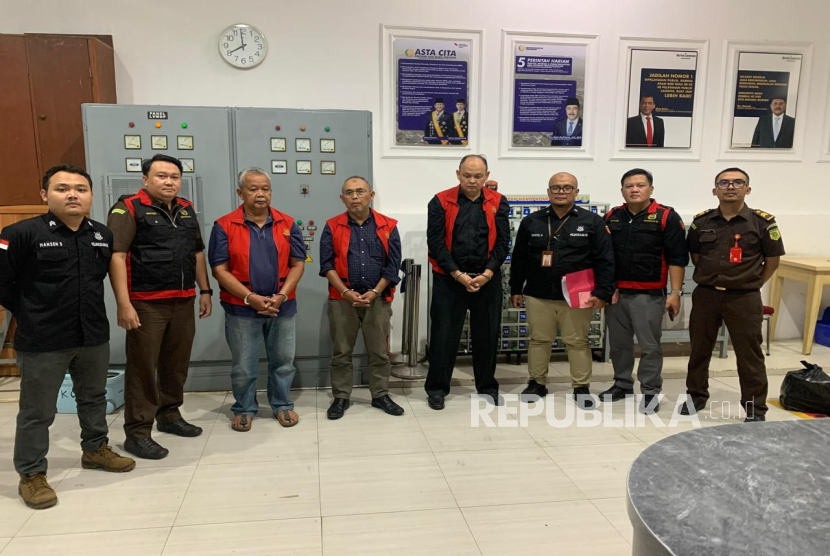 Kepala Dinas Pemuda dan Olahraga (Kadispora) Kota Bandung Eddy Marwoto (EM), eks Sekda Kota Bandung Yossi Irianto (YI), eks Kadispora Dodi Ridwansyah (DR) dan eks Ketua Harian Kwarcab Gerakan Pramuka Kota Bandung Deni Nurhadiana Hadiman (DNH) ditetapkan tersangka kasus dugaan korupsi hibah Rp 6,5 miliar ke pramuka tahun 2017, 2018 dan 2020, Kamis (12/6/2025). 