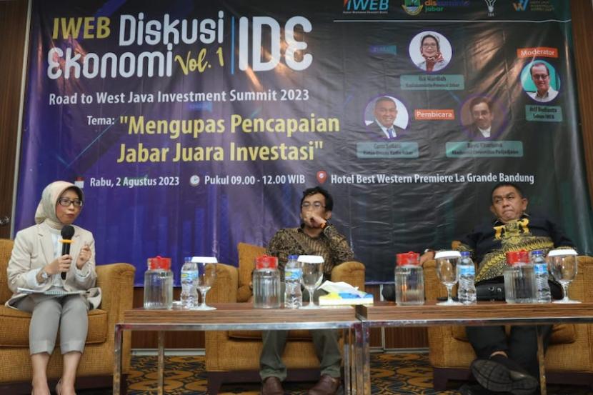 Kepala Dinas Penanaman Modal dan Pelayanan Terpadu Satu Pintu (DPMPTSP) Provinsi Jawa Barat Nining Yuliastiani mengisi diskusi ekonomi IWEB di Kota Bandung, Jawa Barat, Rabu (2/8/2023).