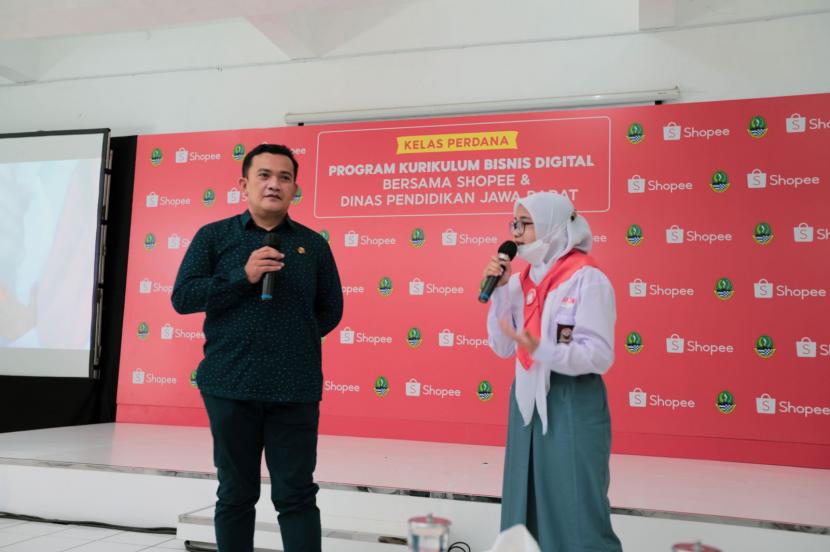 Kepala Dinas Pendidikan (Disdik) Jawa Barat, Dedi Supandi, mulai membuka kelas perdana Kurikulum Bisnis Digital bagi SMK Jawa Barat di SMK Negeri 1 Bogor, Selasa (11/1/2022).