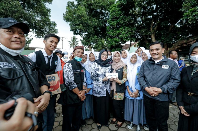 Kepala Dinas Pendidikan (Kadisdik) Jawa Barat Dedi Supandi mengajak, semua pihak memaknai Hari Ulang Tahun (HUT) PGRI ke-77 atau Hari Guru Nasional (HGN) 2022 di Jabar sebagai moment untuk saling menebar kebermanfaatan. 
