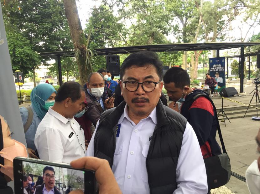Kepala Dinas Pendidikan Kota Bandung Hikmat Ginanjar menjawab pertanyaan awak media sesuai menghadiri acara Bandung Menjawab di Taman Dewi Sartika, Kota Bandung. Rabu (25/5/2022). 