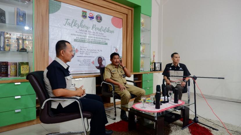 Kepala Dinas Pendidikan Kota Cilegon, Provinsi Banten, Dr  H  Ismatullah MPd (tengah)  dan Wakil Direktur Sekolah Bosowa, Eko Ariyanto (kiri) menjadi nara sumber talk show pendidikan yang diadakan oleh Sekolah Bosowa Al Azhar.