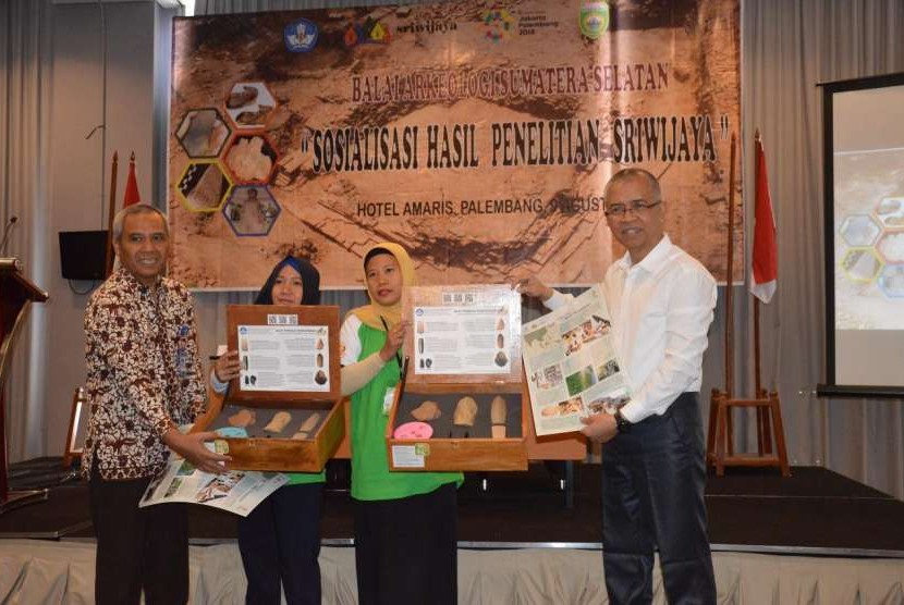Kepala Dinas Pendidikan Sumatera Selatan (Sumsel) Widodo (kanan) bersama Kepala Balai Arkeologi Sumsel Budi Wiyata (kiri) bersama wakil guru menyerahkan bahan peraga hasil penelitian tentang Kerajaan Sriwijaya. 