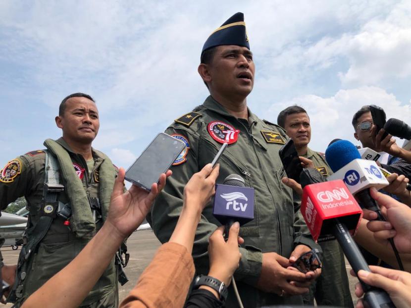 Kepala Dinas Penerangan Angkatan Udara (Kadispenau) Marsma TNI Indan Gilang memberikan keterangan pers usai pelaksanaan gladi bersih demo udara peringatan HUT ke-77 RI, di Lanud Halim Perdanakusuma, Jakarta Timur. Gladi bersih ini melibatkan 18 unit pesawat jet tempur F-16.