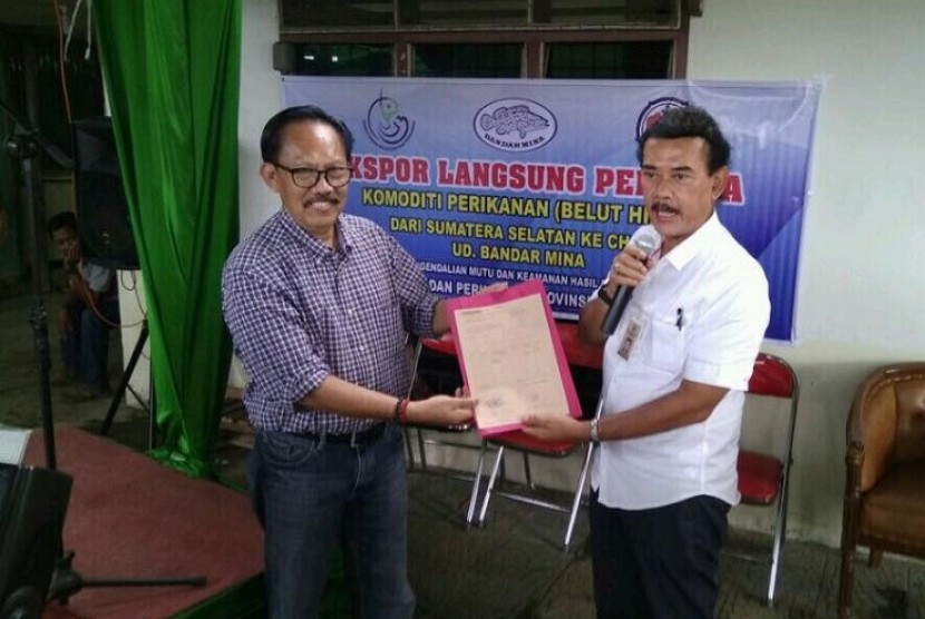Kepala Dinas Perdagangan Sumsel, Permana (Kanan), menyerahkan keterangan ekspor kepada Direktur UD Bandar Mina Putu Sumardi. 