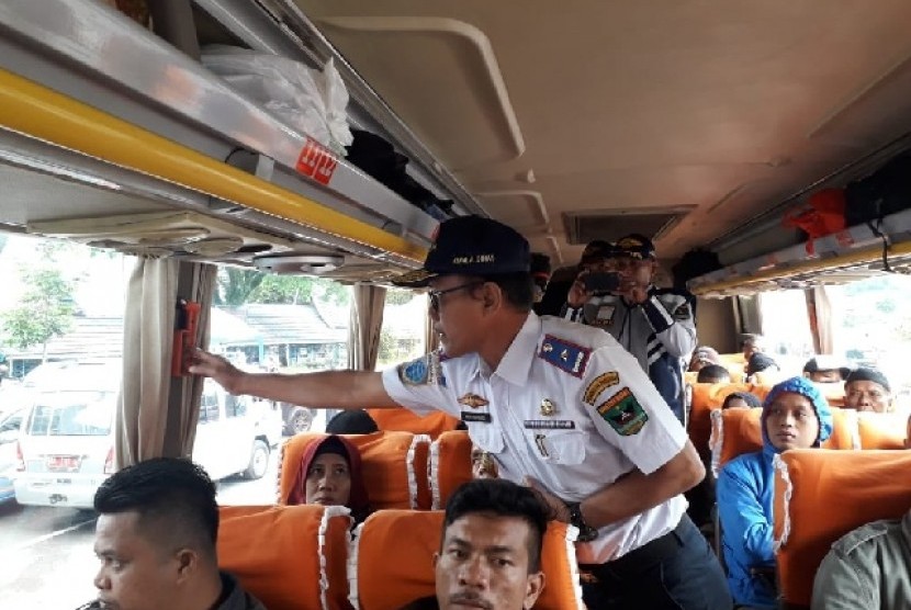 Kepala Dinas Perhubungan Sumbar Heri Noviardi melakukan pengecekan persiapan bus untuk arus mudik, di kantor perwakilan bus NPM di Padang, Kamis (23/5).