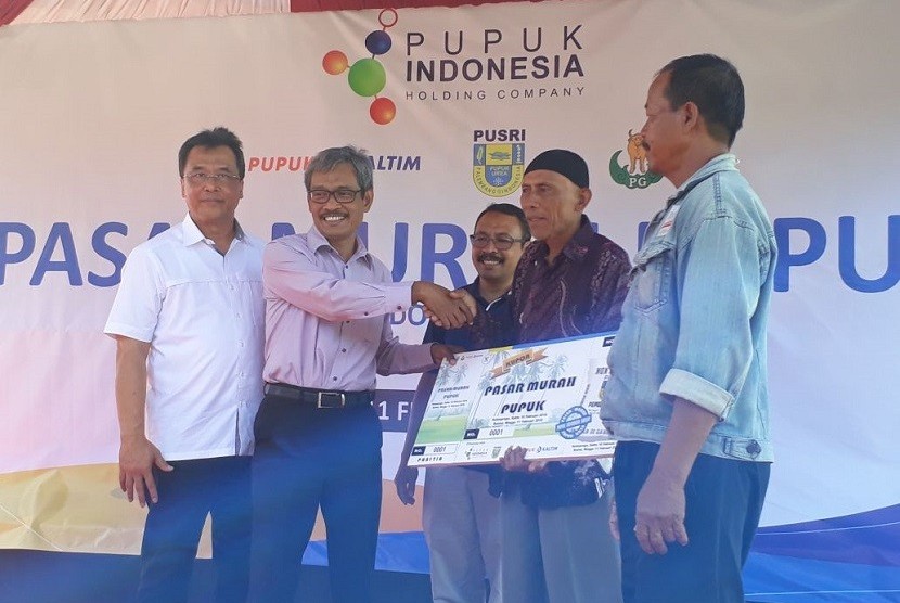    Kepala Dinas Perindustrian dan Perdagangan DIY Trisaktiyana bersama VP PKBL PT Pupuk Indonesia(Persero) Wahyu Supriyanto  dan Direktur SDM dan Umum PT Pupuk Sriwijaya Palembang Vov Indiarto menyerahkan secara simbolik bantuan pupuk murah kepada tiga petani dari Kabupaten Kulon Progo dan Bantul di Desa Cerme, Kecamatan Panjatan, Kabupaten Kulon Progo Sabtu (10/2).