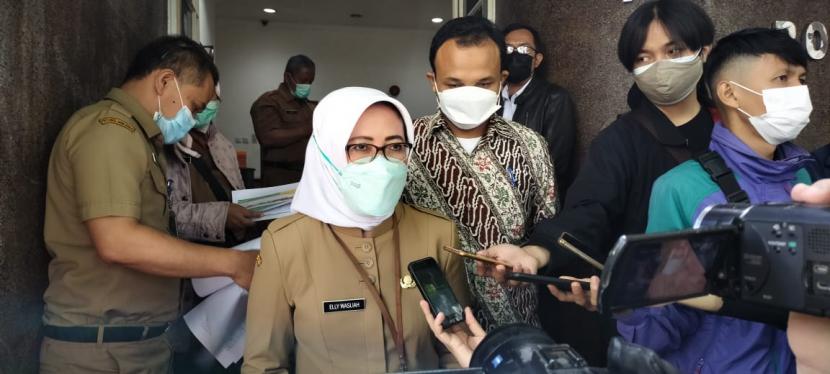 Kepala Dinas Perindustrian dan Perdagangan Kota Bandung, Elly Wasliah memberikan keterangan pers terkait ketersediaan bahan pokok jelang ramadan dan idul fitri, Selasa (6/4).