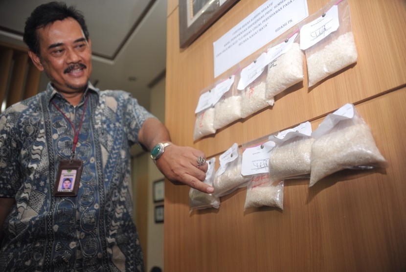 Kepala Dinas Perindustrian dan Perdagangan Sumatera Selatan M. Permana menunjukkan sampel beras lokal yang beredar di pasar Sumatera Selatan dan telah melalui uji lab di Kantor Disperindag Sumsel, Jumat (29/5).