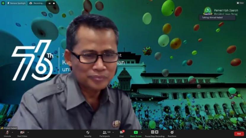Kepala Dinas Perpustakaan Dan Kearsipan Daerah Provinsi Jawa Barat Dr. Ir. H. Ahmad Hadadi, M.Si  saat membuka Pelatihan Penyusunan Surat Dinas yang digelar virtual, Selasa (16/11)