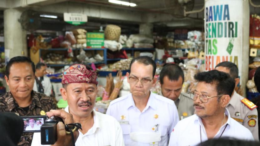 Kepala Dinas Pertanian dan Ketahanan Pangan Pemprov Bali, I Wayan Sunanda, saat mendampingi Menteri Pertanian Syahrul Yasin Limpo yang melakukan pengecekan beras di Pasar Badung Bali, Kamis (2/2/2023).