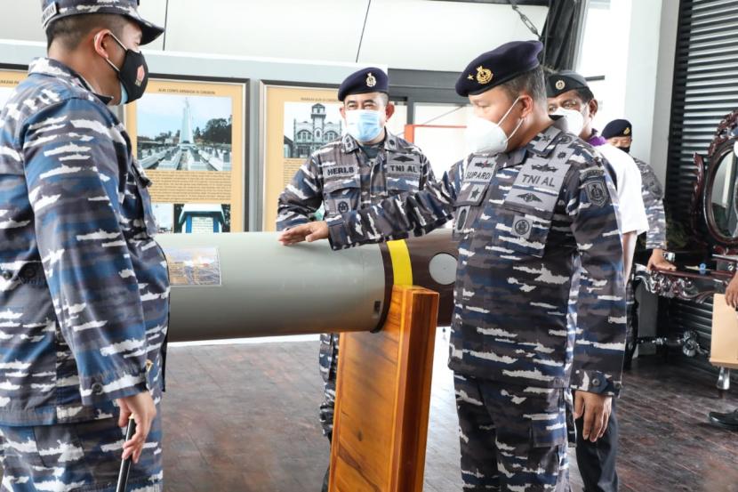 Kepala Dinas Sejarah Angkatan Laut (Kadisjarahal) Laksamana Pertama TNI Supardi (kanan).