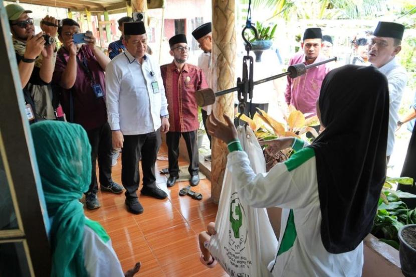 Kepala Dinas Sosial Kota Medan Khoiruddin Rangkuti menyaksikan posyandu di Kampung Wisata Ramah Anak di Belawan, Medan, Rabu (24/1/2024)