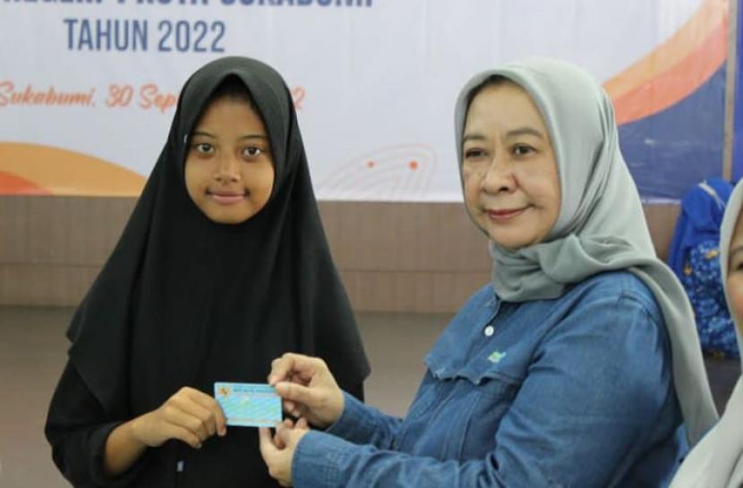 Kepala Disdukcapil Kota Sukabumi Kardina Karsoedi memberikan KTP-El kepada pelajar SMAN 1 Sukabumi, Sabtu (1/10/2022) lalu.
