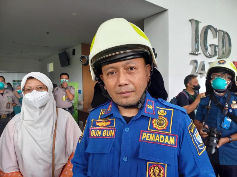 Kepala Dinas Kebakaran dan Penanggulangan Bencana (Diskar PB) Kota Bandung Gun Gun Sumaryana menjelaskan soal kejadian kebakaran di RSUD Bandung Kiwari, Kota Bandung, Jawa Barat, Rabu (1/2/2023).