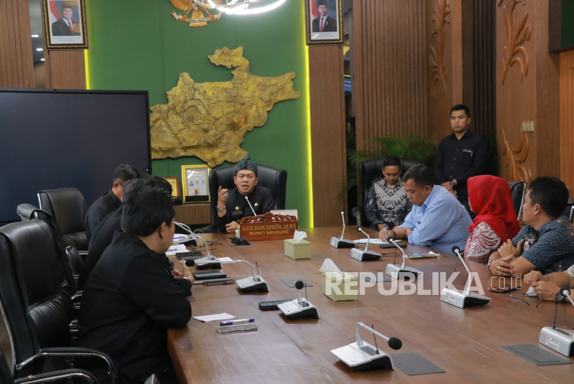 Kepala Disperdagin, Kepala Dinas Lingkungan Hidup, Kepala Kantor Perizinan (DPMPTSP), DPUTR, kontraktor Pasar Ciparay, hingga Camat dan Kepala Desa Ciparay yang bertanggung jawab atas pasar tersebut mengikuti rapat bersama bupati Bandung Kang DS, Kamis (6/3/2025).