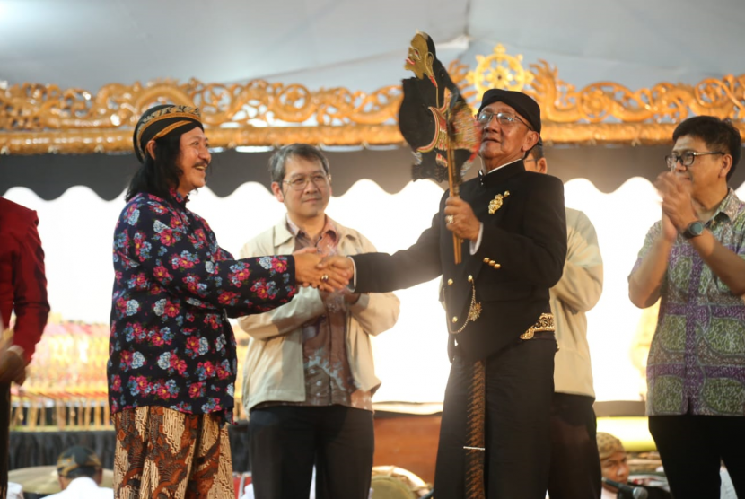 Kepala Divisi Bogasari Franky Welirang bersama dalang Ki Manteb Sudarsono di acara Nonton Wayang Bareng Bogasari yang digelar 2018 lalu. 
