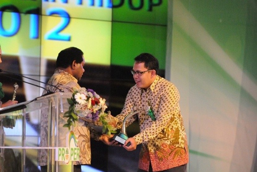 Kepala Divisi CSR dan Umum R. Herry (Kanan) menerima penghargaan Proper Hijau Periode 2012 dari Menteri Lingkungan Hidup Republik Indonesia Balthasar Kambuaya (Kiri), pada acara Malam Anugerah Lingkungan 