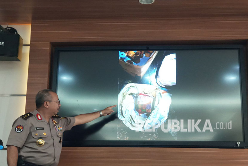 Kepala Divisi Hubungan Masyarakat Polri Inspektur Jenderal Polisi Setyo Wasisto didampingi Kombes Pol Yusri Yunus menunjukkan bahan peledak dan bom dalam operasi penangkapan dan penggeledahan wilayah Jawa Timur pascateror di Surabaya. Markas Besar Polri, Jakarta, Selasa (15/5).