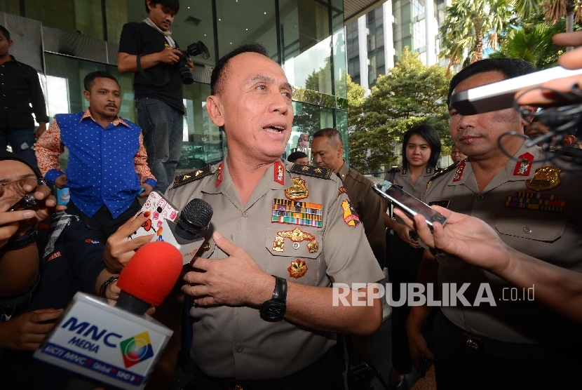  Kepala Divisi Hukum Kepolisian Republik Indonesia Irjen pol M. Iriawan (tengah) memasuki gedung untuk melakukan pertemuan bersama Pimpinan Komisi Pemberantasan Korupsi (KPK) di Jakarta, Kamis (25/2). 