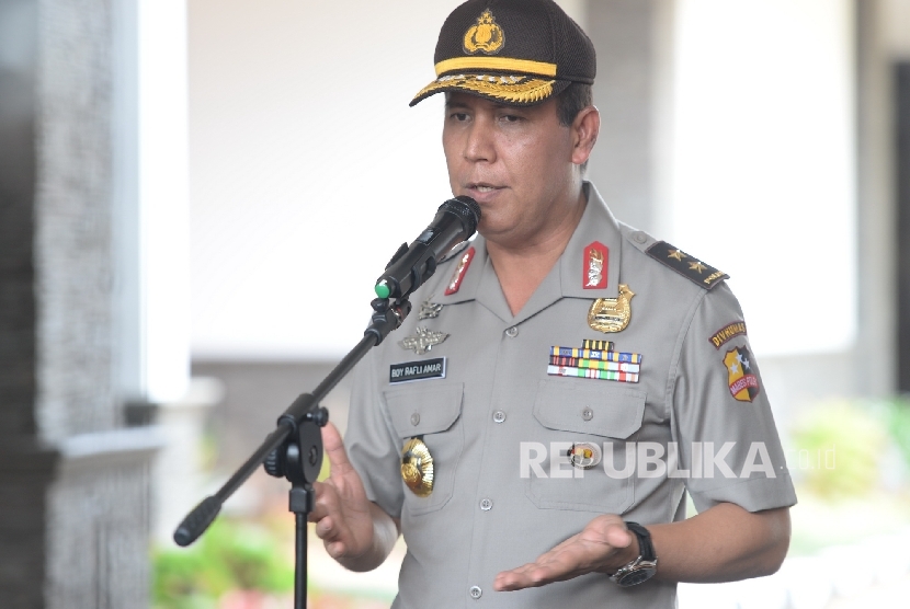 Kepala Divisi Humas Mabes Polri Boy Rafli Amar memberikan keterangan pers kepada wartawan di Bandara Halim Perdanakusuma, Jakarta, Ahad (31/7). (Republika/ Wihdan)