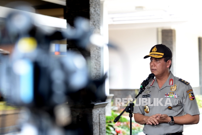 Kepala Divisi Humas Mabes Polri Boy Rafli Amar memberikan keterangan pers kepada wartawan di Bandara Halim Perdanakusuma, Jakarta, Ahad (31/7). (Republika/ Wihdan)