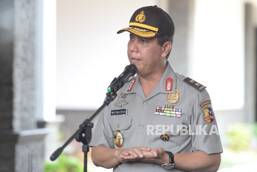 Kepala Divisi Humas Mabes Polri Boy Rafli Amar memberikan keterangan pers kepada wartawan di Bandara Halim Perdanakusuma, Jakarta, Ahad (31/7). (Republika/ Wihdan)