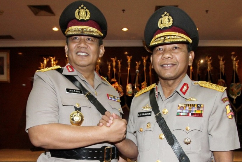 Kepala Divisi Humas Polri  Brigjen Anang Iskandar (kiri)