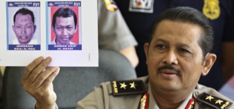 Kepala Divisi Humas Polri Irjen Anton Bachrul Alam saat merilis foto pelaku bom bunuh diri Gereja Bethel Injil Sepenuh (GBIS) Solo di Mabes Polri, Jakarta.