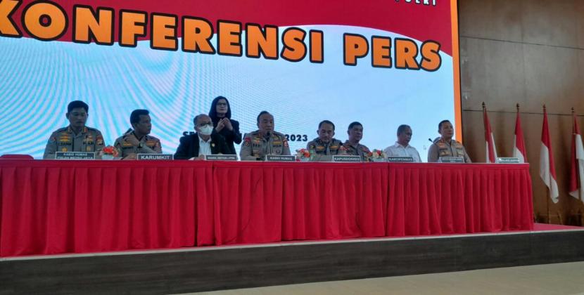 Kepala Divisi Humas Polri Irjen Dedi Prasetyo (empat dari kiri) dan Kapusdokkes Polri, Irjen dr. Asep Hendradiana (lima dari kiri) menggelar konferensi pers terkait kasus penculikan Malika (6 tahun), di Rumah Sakit Polri, Kramatjati, Jakarta Timur, Selasa (2/1). 