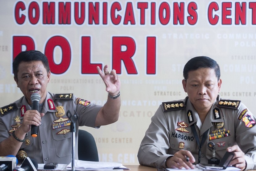 Kepala Divisi Humas Polri Irjen Pol. Anton Charliyan (kiri) didampingi Kabag Penum Kombes Pol. Harsono (kanan) memberikan keterangan pers terkait ledakan yang terjadi di Jambi di Mabes Polri, Jakarta, Rabu (27/1).