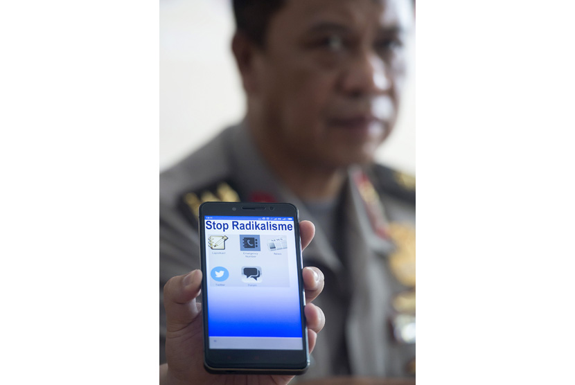 Kepala Divisi Humas Polri Irjen Pol. Anton Charliyan memberikan keterangan pers di Mabes Polri, Jakarta, Rabu (27/1).