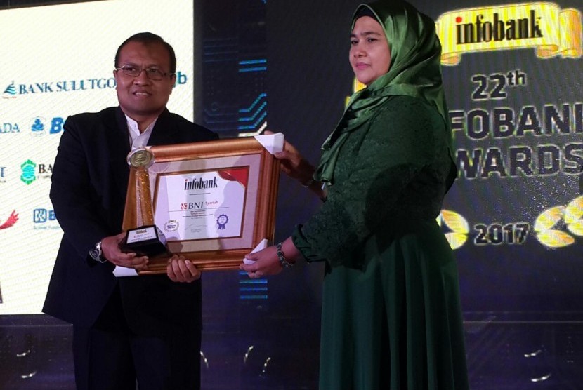 Kepala Divisi Keuangan BNI Syariah menerima penghargaan dari Majalah Infobank, di Nusa Dua, Bali (10/8).