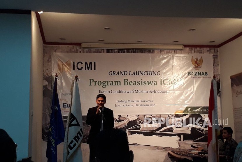 Kepala Divisi Pendistribusian dan Pendayagunaan Baznas, Efri Syamsul Bahri menjelaskan program Beasiswa ICMI Cerdas yang bekerja sama dengan beberapa lembaga antara lain Baznas dan Euro Management. Peluncuran program beasiswa ini dilaksanakan di Museum Perumusan Naskah Proklamasi, Menteng, Jakarta, pada Jumat (9/2).
