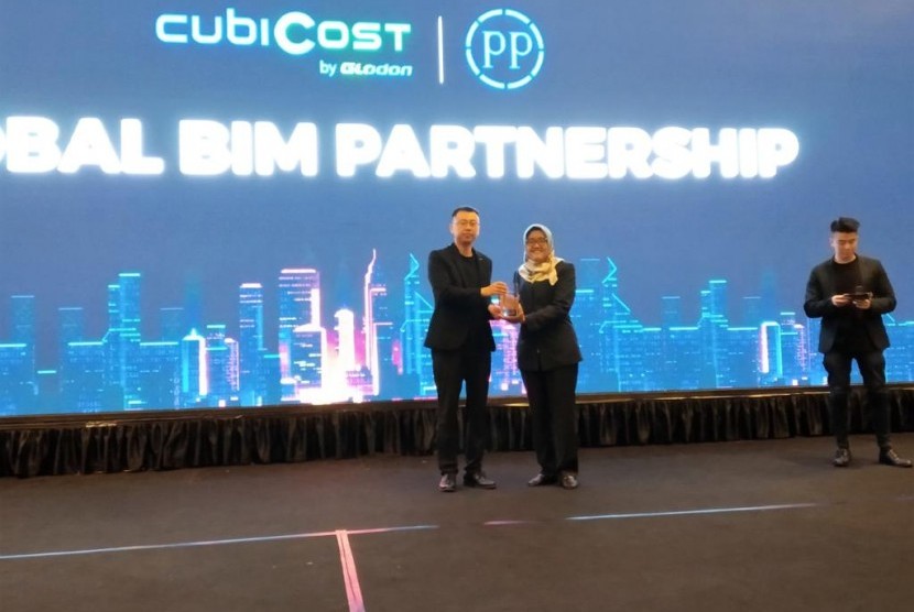  Kepala Divisi Perencanaan Strategis, Riset dan Teknologi PTPP, Ni Made Sasanti menerima penghargaan Global BIM Award Partnership di Jakarta, Rabu (23/1). 
