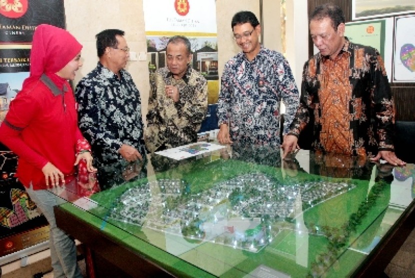 Kepala Divisi Properti dan Hotel ADHI Renny Soviahani, Komisaris ADHI Murhadi, Dirut PT Adhi Karya Kiswodarmawan, Dirut PT Adhi Persada Realti (APR) Ferry Febrianto dan Dirut PT Adhi Persada Properti (APP) Giri Sudaryono melihat maket properti perumahan sa