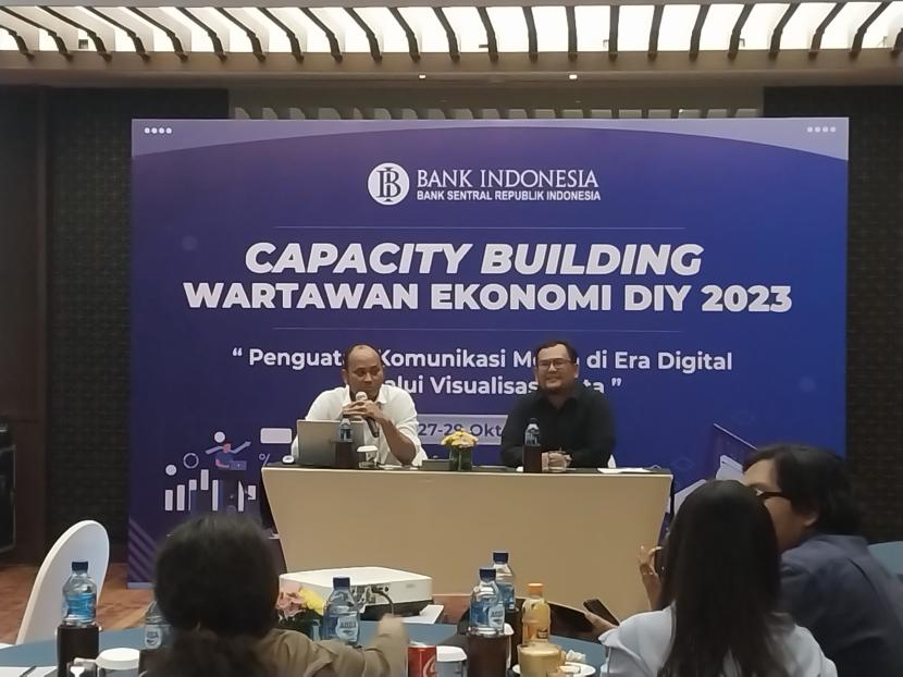  Kepala Divisi Relasi Media Massa dan Opinion Maker Departemen Komunikasi Bank Indonesia (BI), Syachman Perdymer (kiri), memaparkan presentasi dalam kegiatan Capacity Building Wartawan Ekonomi DIY, di Badung, Bali.